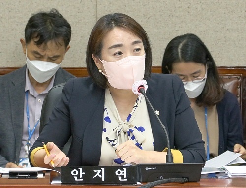 기후위기 대응을 위한 조례안을 대표발의한 강남구의회 안지연 의원.