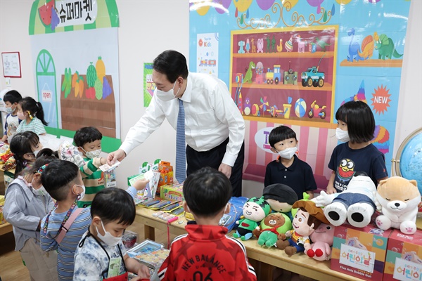 윤석열 대통령이 27일 세종시 아이누리 어린이집을 찾아 아이들과 시장놀이를 하고 있다.