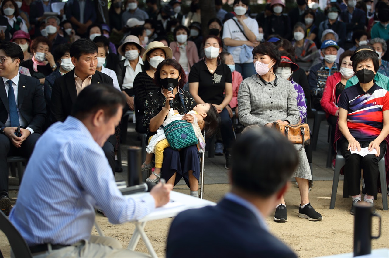 27일 오후 경기 안양시 안양4동 밤동산공원에서 열린 '제1회 경기도·시군 합동 타운홀미팅 민생현장 맞손토크' 모습