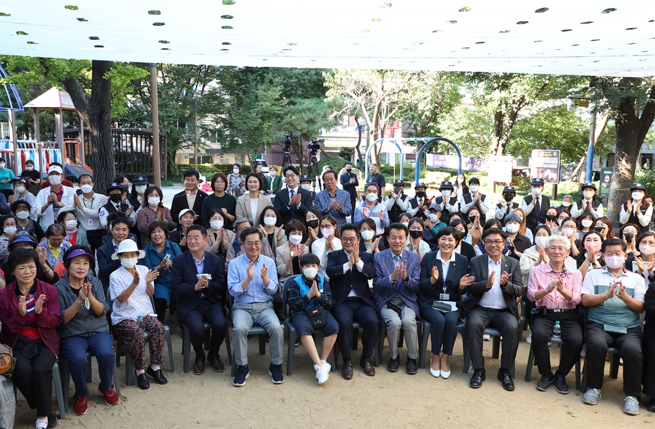  27일 오후 경기 안양시 안양4동 밤동산공원에서 열린 '제1회 경기도·시군 합동 타운홀미팅 민생현장 맞손토크' 모습