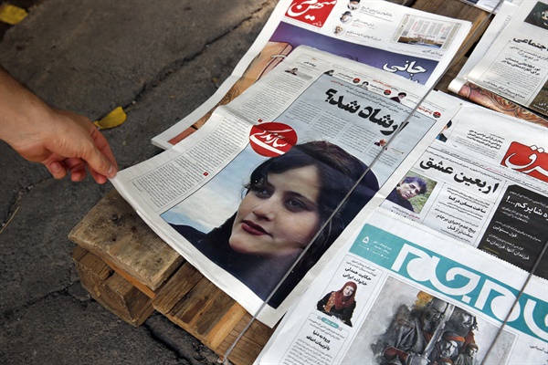 (테헤란 EPA=연합뉴스) 9월 18일(현지시간) 이란 수도 테헤란 거리에 고(故) 마흐사 아미니(향년 22세) 씨가 경찰에 구금됐다가 의문사한 사건을 보도하는 일간지가 놓여있다