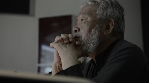  <물방울을 그리는 남자>의 한 장면. 다큐멘터리는 '물방울 화가'로 알려진 김창열 화백의 삶을 다룬다.