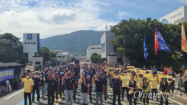 민주노총 경남본부 공동투쟁위원회는 28일 중식시간에 한국지엠 창원공장 정문 앞에서 “한국지엠 비정규직 해고노동자 복직이행 촉구 결의대회”를 열었다.