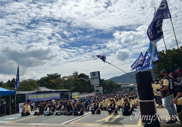  민주노총 경남본부 공동투쟁위원회는 28일 중식시간에 한국지엠 창원공장 정문 앞에서 “한국지엠 비정규직 해고노동자 복직이행 촉구 결의대회”를 열었다.