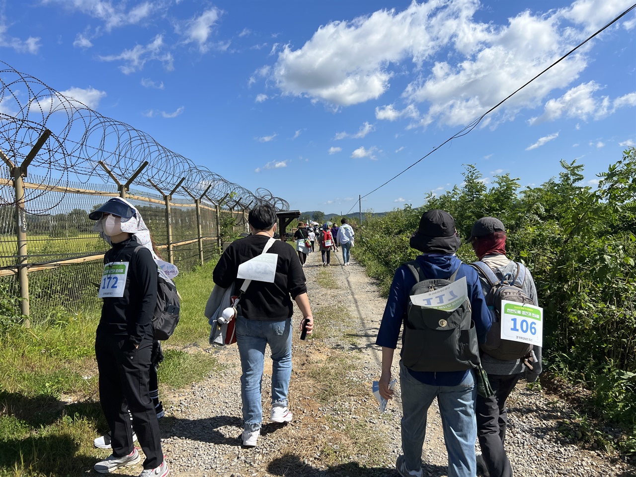 ‘2022경기여성 DMZ평화걷기’의 참가자들이 임진강 하천 철책을 따라 생태탐방로를 걷고있다. ⓒ강승혁