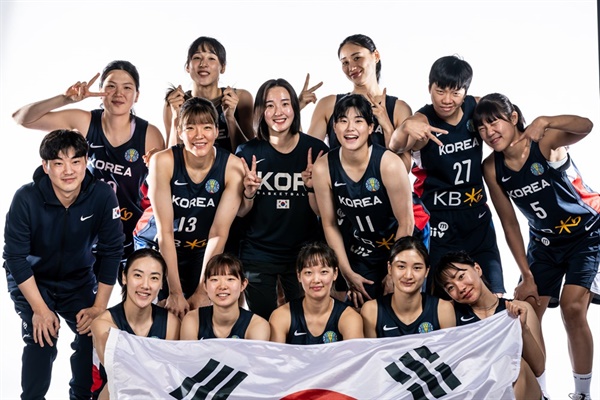 한국 여자농구, 22일 중국과 월드컵 1차전 한국 여자농구 대표팀이 9월 22일 호주 시드니에서 개막하는 국제농구연맹(FIBA) 여자 월드컵에 출전한다. 우리나라는 22일 오후 4시 30분(한국시간) 중국과 조별리그 1차전을 치른다. 사진은 한국 여자농구 대표팀. (FIBA 인터넷 홈페이지 사진)
