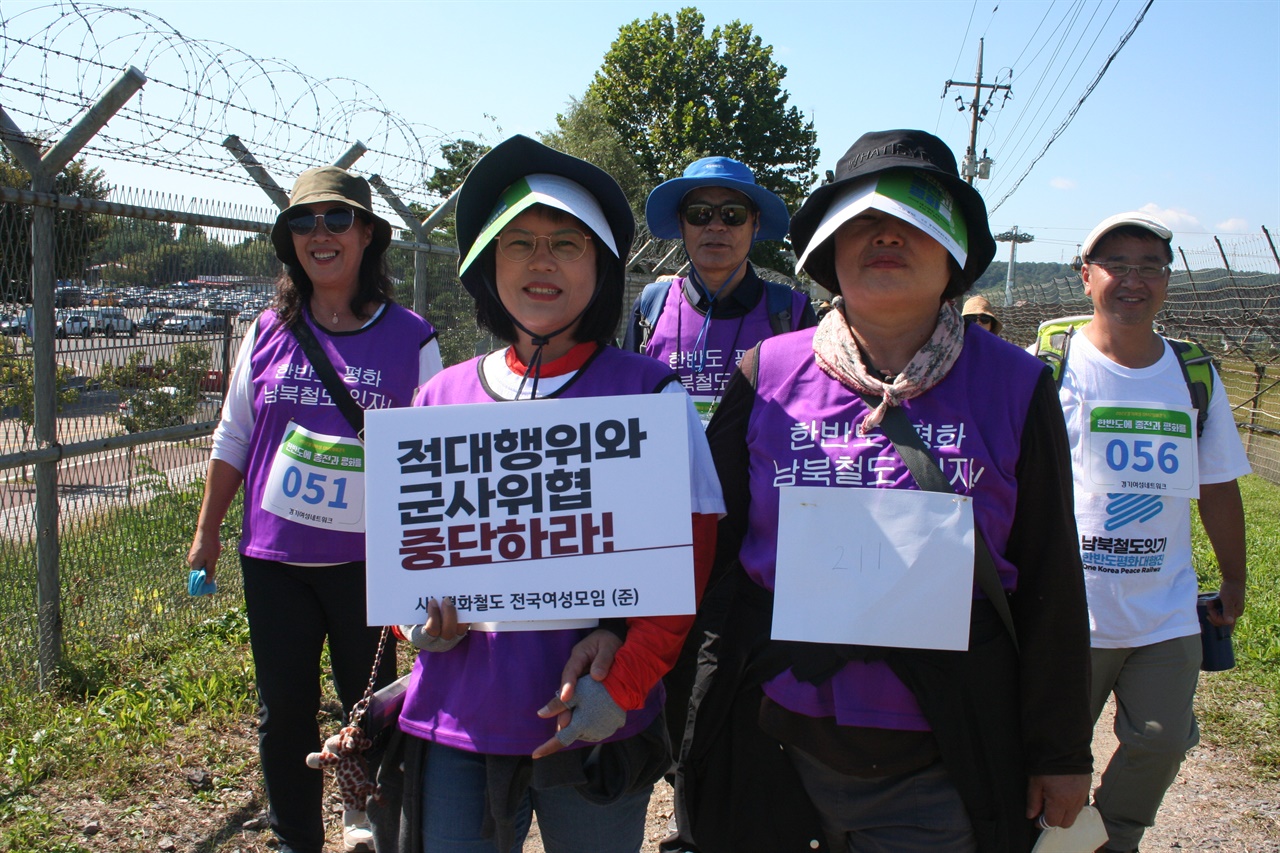 평화철도 여성모임 참가자들이 걷기 구간 도중 기념 사진을 찍었다. 피켓을 들고 있는 사람이 하현주 집행위원(강동노동인권센터)이다. ⓒ강승혁