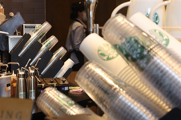 서울의 한 커피전문점에 놓인 일회용 컵의 모습.