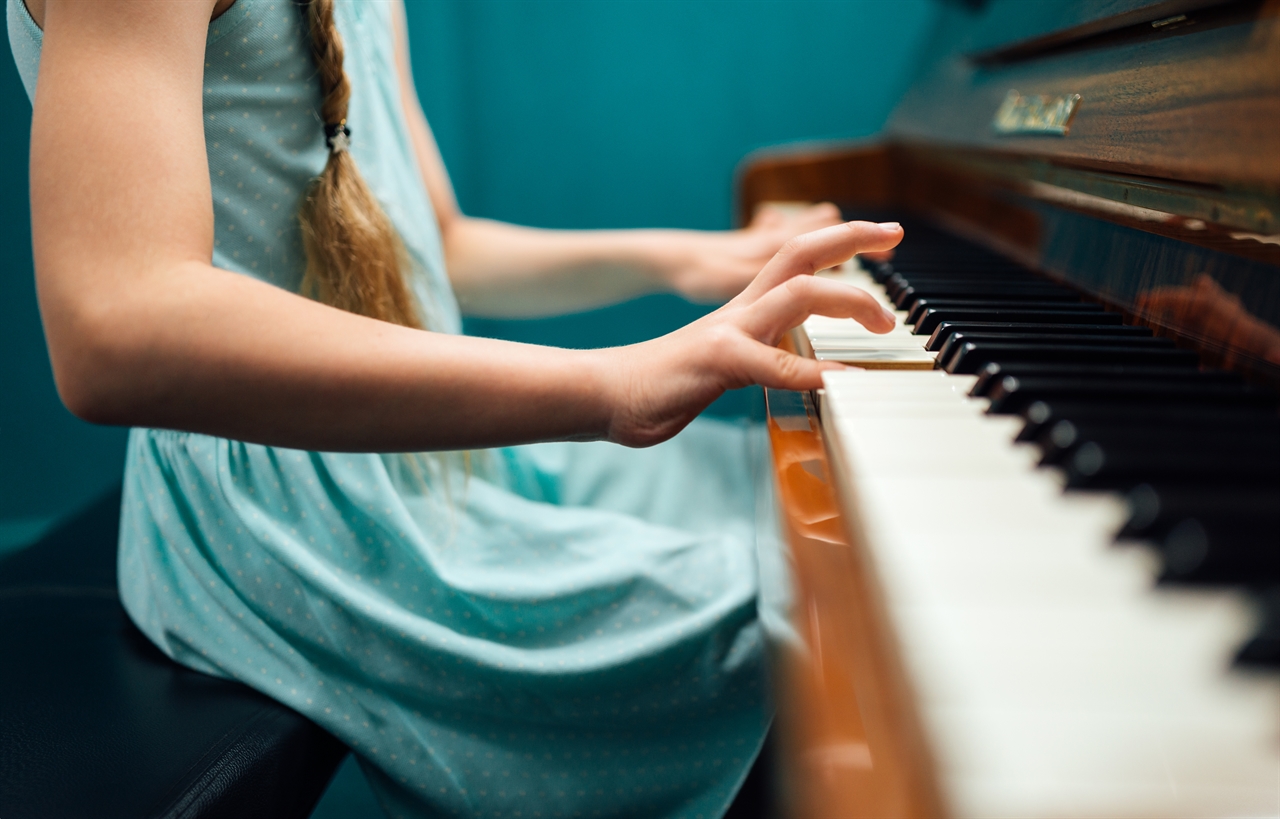 일반적으로 동네 피아노학원에서는 계란을 살포시 쥔 느낌으로 손 모양을 동그랗게 해서 손톱 바로 아래의 살 부분으로 치라고 한다.