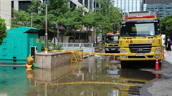 당시 큰비로 강남의 한 빌딩 지하주차장에 물이 들어차 인명 피해가 발생했다.