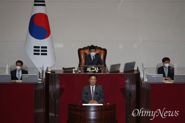  국민의힘 정진석 비상대책위원장이 29일 오전 서울 여의도 국회 본회의장에서 열린 제400회국회(정기회) 제9차 본회의에서 교섭단체 대표연설을 하고 있다.