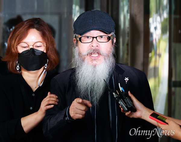 지난 9월 29일 고 이예람 중사 아버지 이주완, 어머니 박순정씨가 성추행 가해자 대법원 판결 후 취재진 앞에서 발언하고 있다.