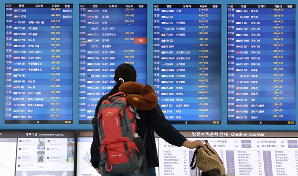 인천국제공항 1터미널 출국장에서 한 여행객이 출국 안내 전광판을 살펴보고 있다.