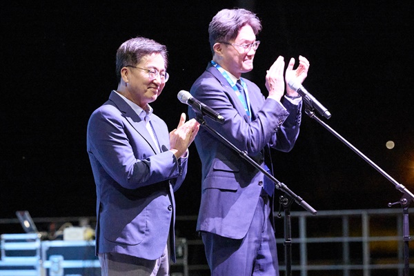 김동연 경기도지사와 정상진 DMZ국제다큐멘터리영화제 집행위원장이 22일 임진각 평화누리 야외공연장에서 열린 제14회 DMZ국제다큐멘터리영화제 개막식에서 인사말 및 개막선언을 하고 있다.