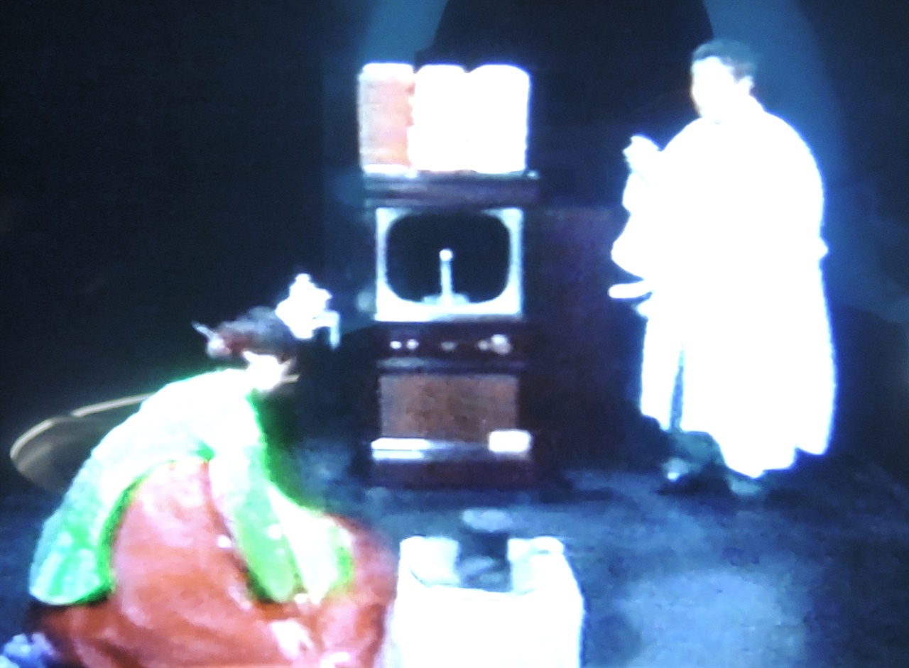 백남준 I '세계와 손잡고' 단채널 비디오, 컬러, 사운드, 47분, 1988. EAI 소장