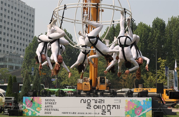'서울거리예술축제 2022' 개막을 하루 앞둔 9월 29일 서울시청 광장에서 그룹 푸하가 '카오스모스' 공연을 시연하고 있다.