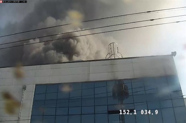 (화성=연합뉴스) 30일 오후 경기 화성시 향남읍의 한 제약회사 공장서 폭발로 인한 화재가 발생, 연기가 치솟고 있다. 2022.9.30 