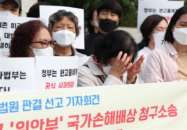  국내 주둔 미군을 상대로 한 기지촌에서 성매매에 종사한 여성들에게 국가가 배상해야 한다는 대법원 판단이 나왔다. 대법원 2부는 9월 29일 이아무개씨 등이 정부를 상대로 낸 손해배상 소송에서 "정부가 원고들에게 각 300만원∼700만원씩 지급하라"고 판결한 원심을 확정했다. 이날 오전 서울 서초구 대법원에서 열린 기지촌 성매매 여성들의 국가배상소송 상고심 선고 판결 기자회견에서 원고인 김아무개씨가 눈물을 닦고 있다. 