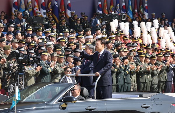 윤석열 대통령이 2022년 10월 1일 오전 충남 계룡대 대연병장에서 열린 건군 '제74주년 국군의 날' 기념식에서 열병하고 있다. 