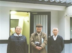 일본 오사카성의 매표원들(가운데 기자)
