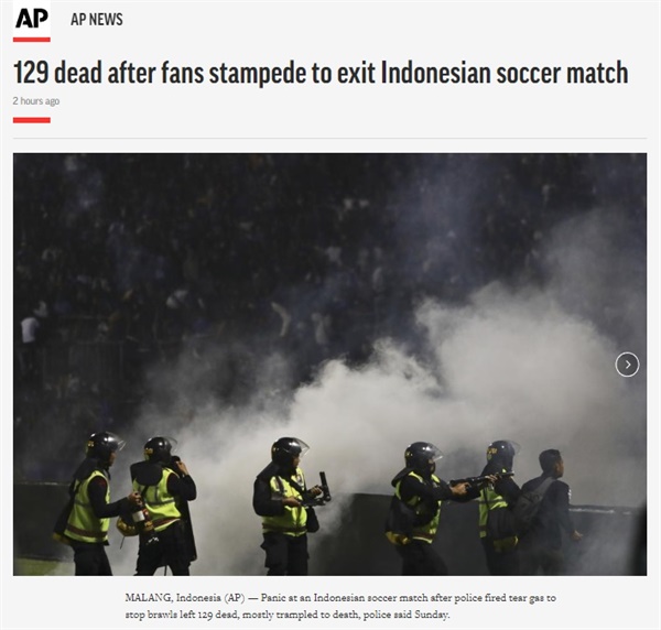 인도네시아 프로축구 경기에서 발생한 압사 사고를 보도하는 AP통신 갈무리.