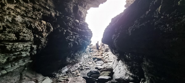 해식동굴 안에서 바다 쪽 배경으로 사진을 찍으면 명암 대비가 확실한 작품이 나온다. 