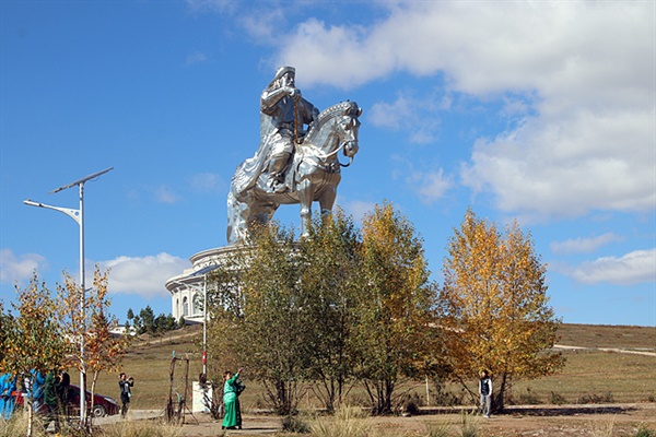 몽골을 대표하는 칭기즈칸 동상 앞 나무에도 단풍이 들었다