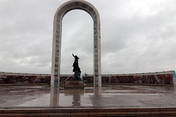 초이발상 박물관 앞에 있는 몽골 영웅기념물로 적진을 향해 달려가는 군인 조각상이 있는 거대한 아치형 기념물이다. 스탈린 양식으로 지어진 기념물 뒤에는 전쟁터로 향하는 기병의 모습이 담겨진 모자이크가 있고 옆에는 1939년 할힌골 전투 당시 사용되었던 구소련제 탱크가 전시되어 있다.  
