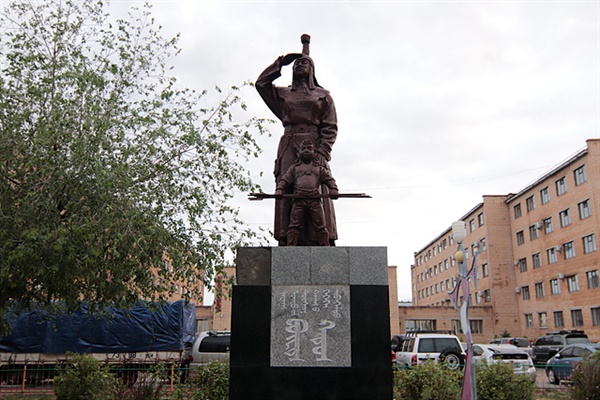 초이발상 시가지에 서있는 알랑고아 동상. 몽골족의 어머니로 여겨지는 알랑고아 전설은 고구려의 주몽이나 유화전설과 유사하다