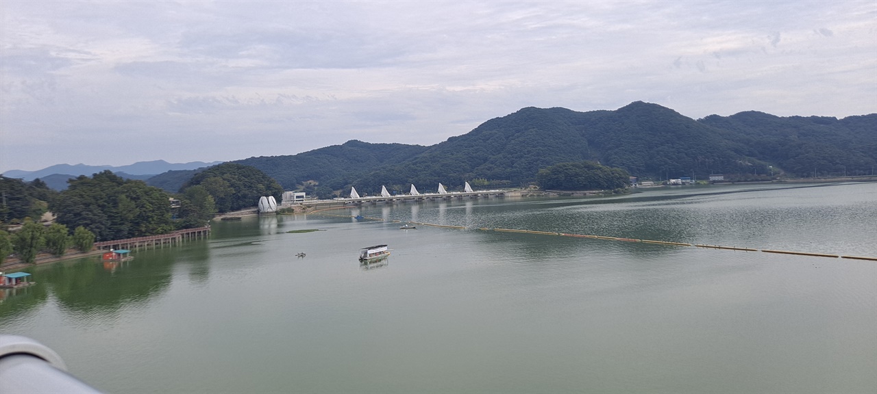 예당호 출렁다리 위에서 본 예당저수지 수문이다. 