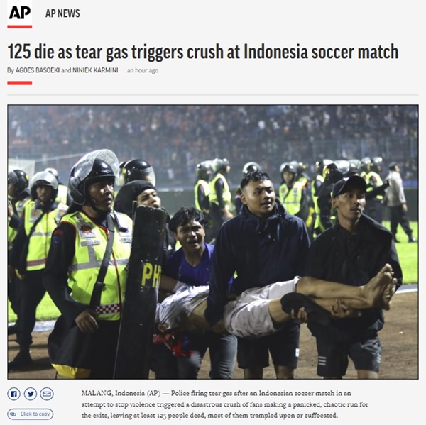 인도네시아 프로축구 경기장에서 발생한 대규모 압사 참사를 보도하는 AP통신 갈무리.