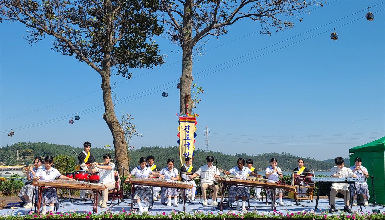 명량대첩축제 때 녹진광장에서 진도국악고등학교 학생들이 ‘남도굿거리’ 공연을 펼쳤다.
