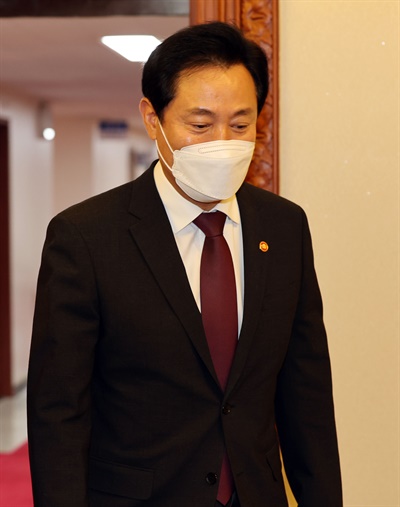 지난 9월 27일 오세훈 서울시장이 27일 오전 정부서울청사에서 열린 국무회의에 참석하기 위해 입장하고 있다. 