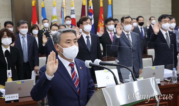 이종섭 국방부 장관이 4일 오전 서울 용산구 국방부에서 열린 국정감사에서 증인 선서를 하고 있다.