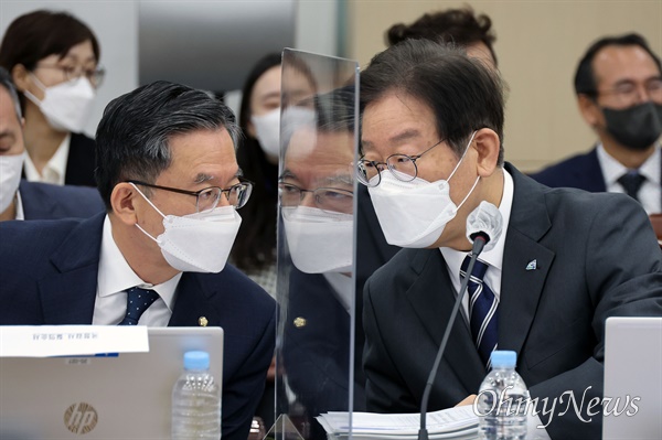 더불어민주당 이재명 대표가 2022년 10월 4일 서울 용산구 국방부에서 열린 국회 국방위원회 국정감사에서 정성호 의원과 대화하고 있다.