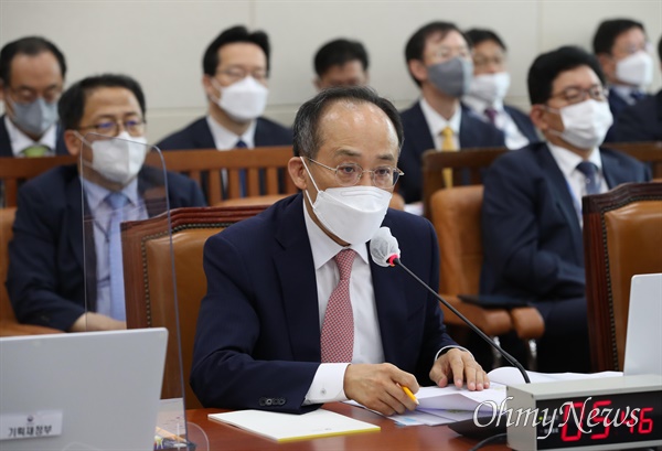 추경호 부총리 겸 기획재정부 장관이 4일 국회 기획재정위원회에서 열린 기획재정부(경제·재정정책)에 대한 국정감사에서 의원질의에 답변하고 있다.