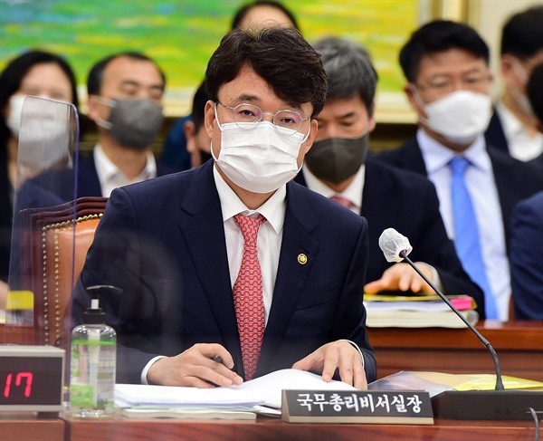   박성근 국무총리비서실장이 4일 국회 정무위원회에서 열린 국무조정실·국무총리비서실에 대한 국정감사에서 의원질의에 답변하고 있다. 