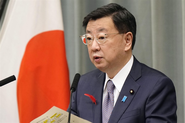 마쓰노 히로카즈 일본 관방장관이 2022년 10월 4일 화요일 도쿄 총리실에서 북한의 미사일 발사 보고 후 기자회견을 하고 있다. 