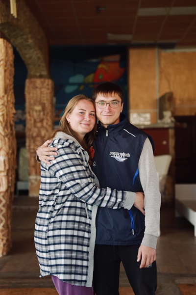 우크라이나인 아냐씨와 카자흐스탄인 바담씨는 4년간 교제한 끝에 전쟁 일주일 전, 우크라이나 키이우에서 결혼식을 올렸다.