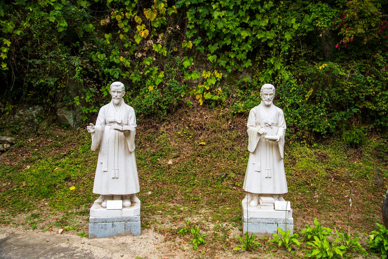 교장 푸르티에 신부(좌)와 교수 프티니콜라 신부(우). 두 신부는 1866년 병인박해로 순교했다. 하지만 이들이 남긴 유산은 오늘날 가톨릭대학교 신학부로 이어진다.