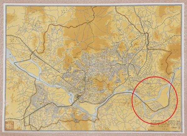 오른쪽 하단의 빨간 원 안에 있는 한강의 섬이 잠실이다. 팔당에서 흘러오던 한강이 섬을 만나 두 갈래로 갈라진다. 굵은 갈색 선은 1960년 당시 서울시의 경계를 나타낸다. 잠실섬을 제외한 강남3구는 아직 경기도였다.