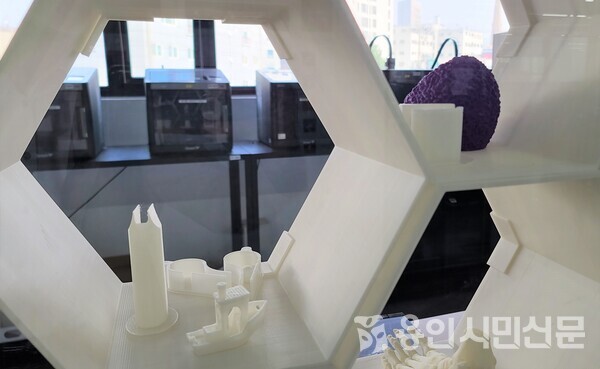 디지털대장간에서 사용한 3D 프린터로 만든 시제품과 3D 프린터.