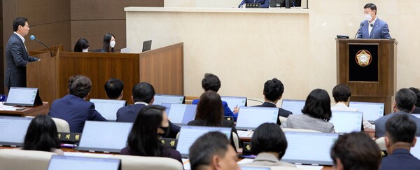 제266회 제1차 정례회 제3차 본회의에서 황재욱 의원(사진 오른쪽)이 기흥구 분구와 관련한 추가 질문에 이상일 시장이 답하고 있다.