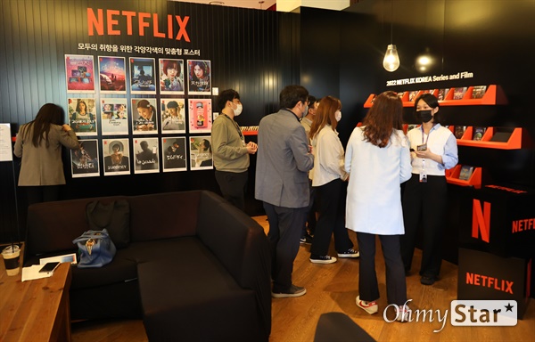  제27회 부산국제영화제(BIFF)가 열린 6일 부산 해운대구 KNN타워에 넷플릭스(Netflix)가 홍보 카페를 운영하며 영화 팬들에게 신작 영화를 알리고 있다.