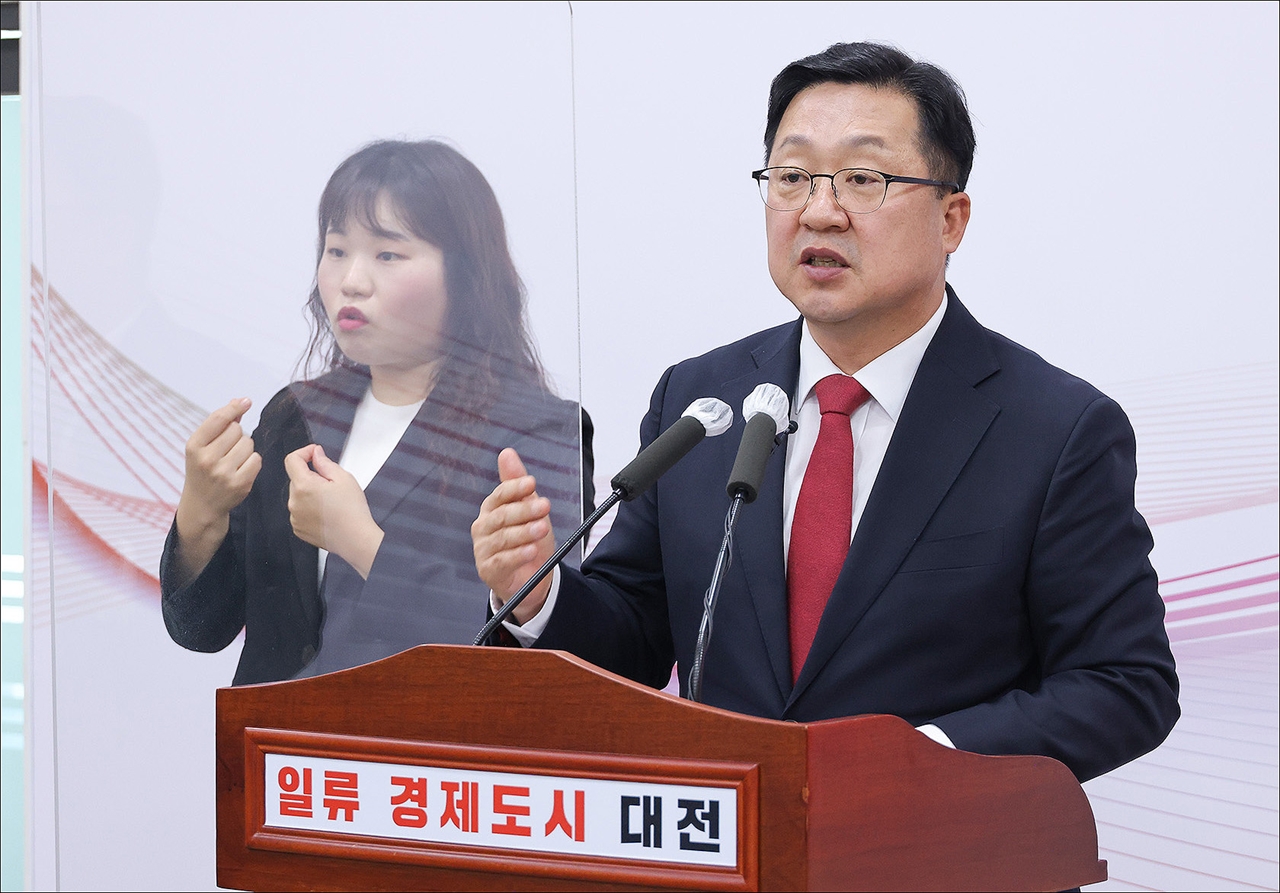 이장우 대전시장이 6일 오전 대전시청 브리핑룸에서 취임 100일을 맞아 대전발전 100대 핵심 과제를 발표하고 있다.