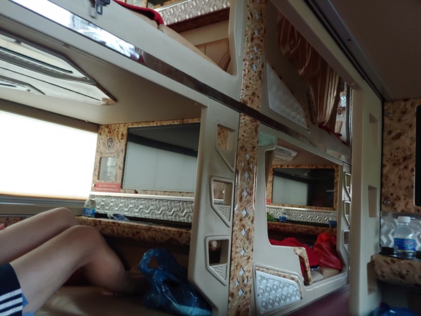 베트남 도시를 이동하는 여행자들이 자주 찾는 슬리핑버스 내부.