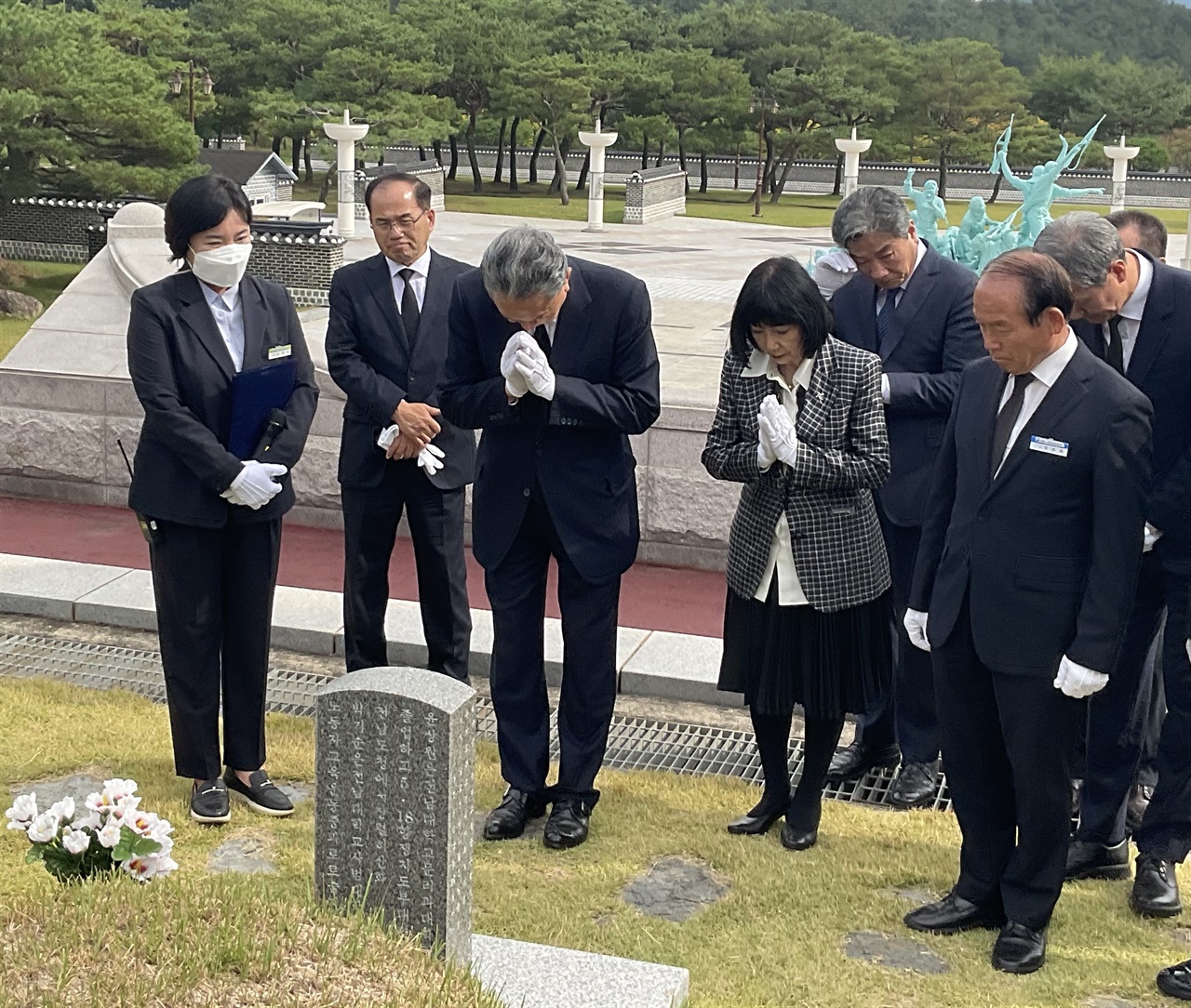  6일, 하토야마 유키오 전 일본 총리가 5.18묘지를 둘러보고 있다.