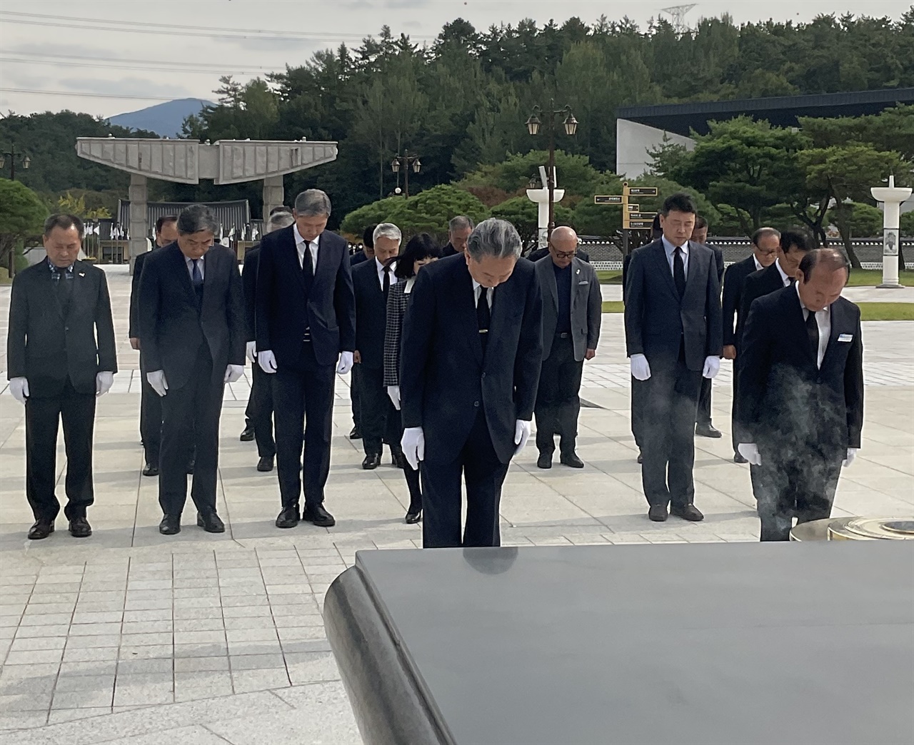  6일, 하토야마 유키오 전 일본 총리가 국립5.18민주묘지에서 헌화 후 묵념하고 있다.