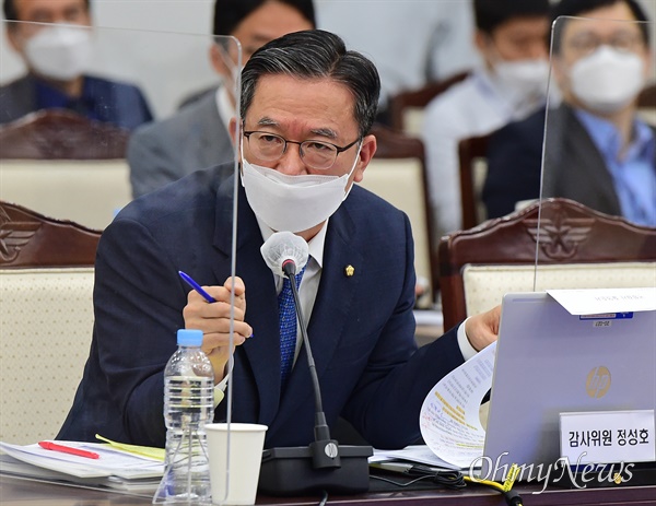 정성호 더불어민주당 의원이 6일 서울 용산구 청사에서 열린 국회 국방위원회의 합동참모본부에 대한 국정감사에서 질의를 하고 있다.