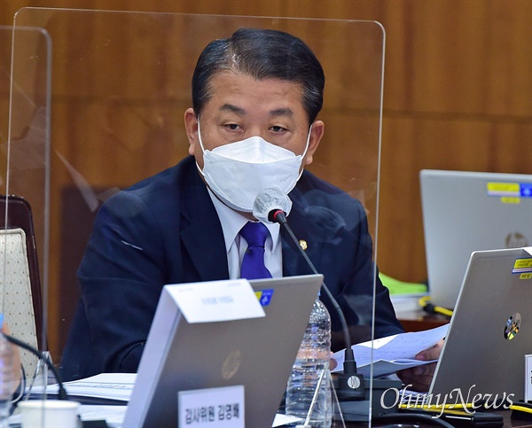 더불어민주당 김병주 국방위 간사가 6일 서울 용산구 청사에서 열린 국회 국방위원회의 합동참모본부에 대한 국정감사에서 질의를 하고 있다.